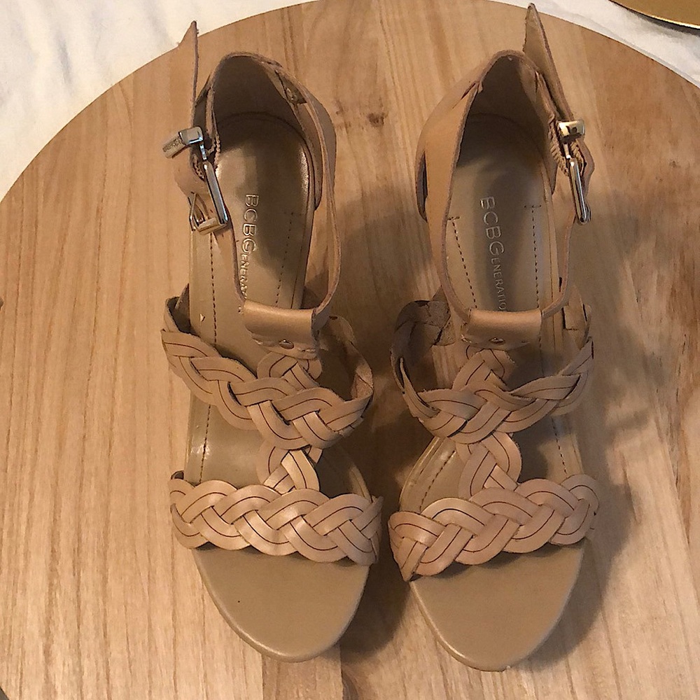Beige BCBG Génération platform wedges
